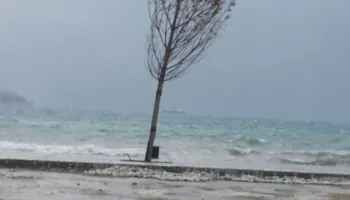 Moti i keq/ Fundosen dy skafe në Sarandë, mjetet e tjera lundruese zhvendosen, ndalohet dalja në det