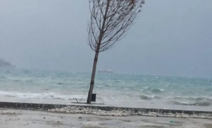 Moti i keq/ Fundosen dy skafe në Sarandë, mjetet e tjera lundruese zhvendosen, ndalohet dalja në det