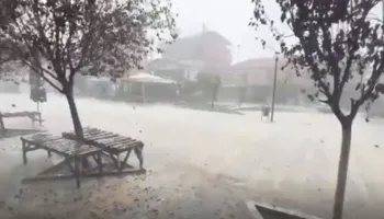 Moti i keq godet Gramshin, reshje shiu e breshëri dhe erë e fortë përfshijnë zonën