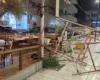 Moti i keq shkakton dëme në jug! Erërat e forta prishin çadrat në Vlorë, në Sarandë rrëzohet pema mbi automjete