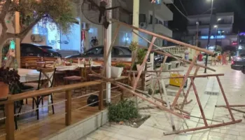 Moti i keq shkakton dëme në jug! Erërat e forta prishin çadrat në Vlorë, në Sarandë rrëzohet pema mbi automjete