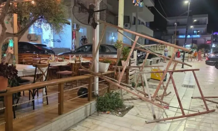 Moti i keq shkakton dëme në jug! Erërat e forta prishin çadrat në Vlorë, në Sarandë rrëzohet pema mbi automjete