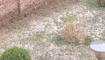 Moti kapriçoz në vend/ Korça digjet, Elbasani ‘pushtohet’ nga stuhia e breshërit