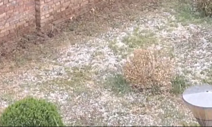 Moti kapriçoz në vend/ Korça digjet, Elbasani ‘pushtohet’ nga stuhia e breshërit