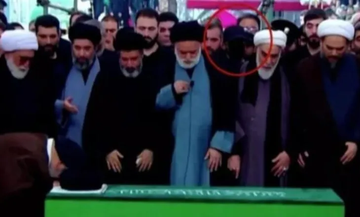 Mungesa e Mojtaba Khameneit dhe burri me maskë pranë arkivolit, pamjet që kanë ndezur spekulimet në Iran