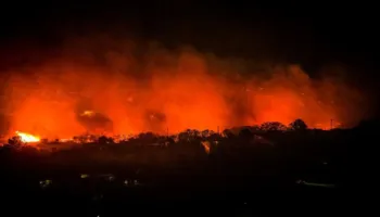 Natë dramatike në Oreokastro të Selanikut, zjarri përpin fabrika dhe kërcënon zonat e banuara