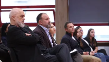 Ndryshon harta, por jo modeli i qeverisjes”: Drafti i PS pritet me kritika