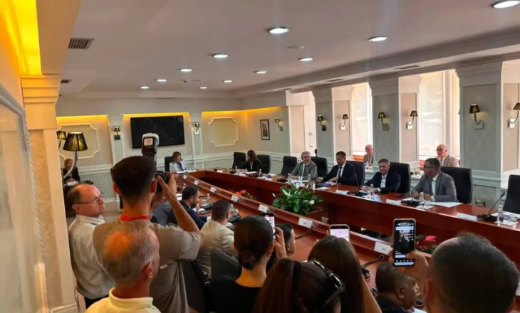 Në 6 gusht seanca e konstituive, Albulena Haxhiu takon përfaqësuesit e partive politike