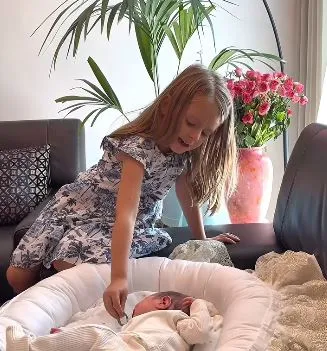 ”Në këtë shtëpi lindi një vëlla”, Geraldina i kushton një këngë të veçantë princit Aleksandër