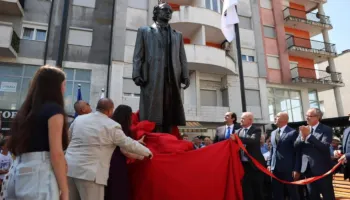 Në Klinë zbulohet shtatorja e ish-presidentit, nga sot sheshi mban emrin “Ibrahim Rugova”