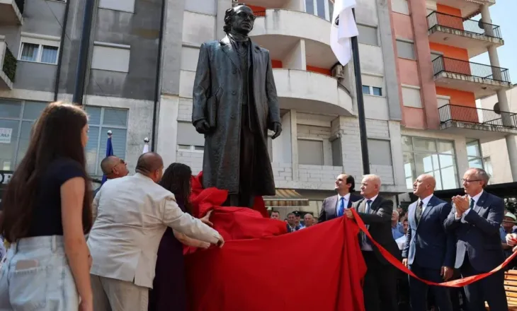 Në Klinë zbulohet shtatorja e ish-presidentit, nga sot sheshi mban emrin “Ibrahim Rugova”