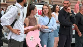 Në krah të protestuesve, deputetja Marjana Koçeku del sërish në shesh për largimin e Ramës