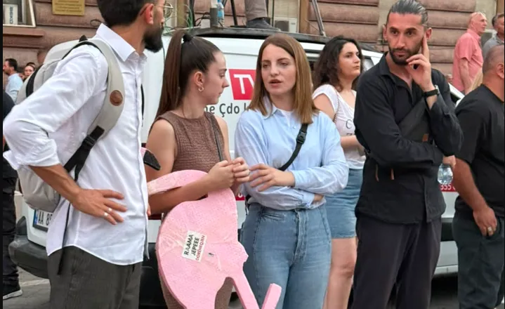 Në krah të protestuesve, deputetja Marjana Koçeku del sërish në shesh për largimin e Ramës