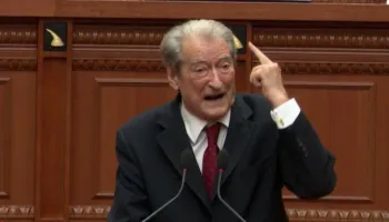 “Në pushtet nuk vihet me broçkulla”, Spaho përgënjeshtron Berishën pas deklaratave se ndaj protestuesve u përdorën lëndë kimike