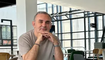 Në restorantin që dikur ishte librari