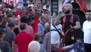 “Në Shqipëri ka dy revolucione paralele, me pushkë e penë”/ Akademiku shqiptar nga SHBA: Diaspora po punon krah jush