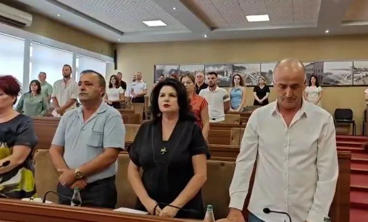 Nëna 24-vjeçare dhe dy fëmijët e mitur humbën jetën, Këshilli Bashkiak Shkodër nis mbledhjen me 1 minutë heshtje