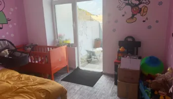 Nëna e tre fëmijëve të mitur në burgun e Pojskës, me të edhe foshnja 1-vjeçe! Nesër seancë urgjente në Gjykatën e Tiranës
