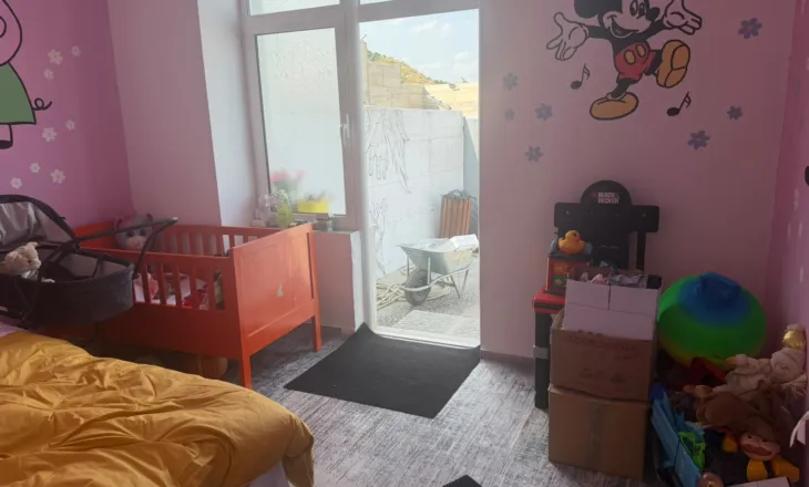 Nëna e tre fëmijëve të mitur në burgun e Pojskës, me të edhe foshnja 1-vjeçe! Nesër seancë urgjente në Gjykatën e Tiranës