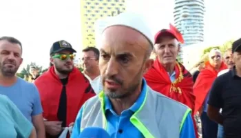 Nesër dita e 40-ë e protestës, organizatori degradon me deklaratat: Lutem t’i hamë hallvën Edi Ramës! Mbase hidhet nga tarraca