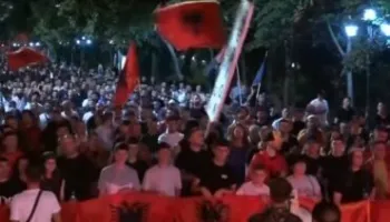 “Nesër edhe më shumë”/ Mbyllet dita e 39-të e revoltës masive në Tiranë, qytetarët thirrje për ditën e 40-të