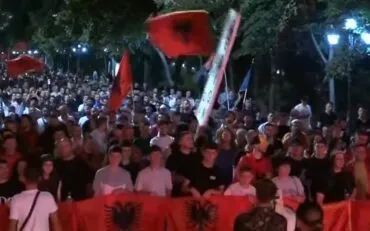 “Nesër edhe më shumë”/ Mbyllet dita e 39-të e revoltës masive në Tiranë, qytetarët thirrje për ditën e 40-të