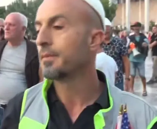 “Nesër mblidhemi në orën 8 te sheshi ‘Skënderbej’, marshojmë drejt parlamentit”/ Kola: Loja e Ramës ka mbaruar…