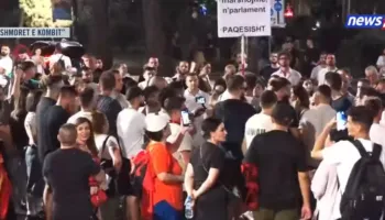 “Nesër më shumë”/ Mbyllet protesta e 53-të kundër kryeministrit, qytetarët: S’ka negociata me ty!