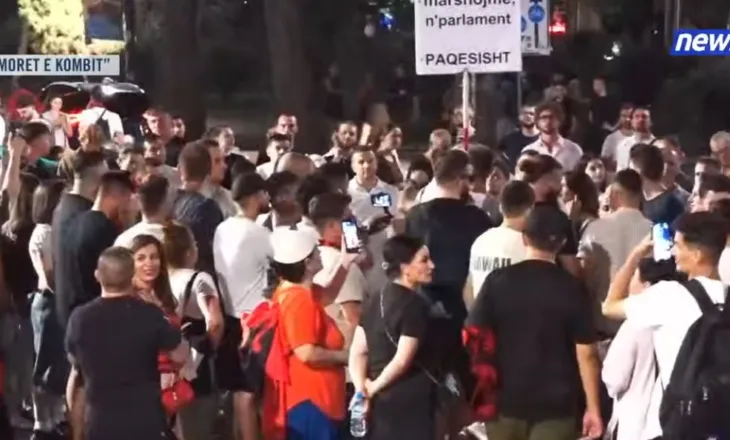 “Nesër më shumë”/ Mbyllet protesta e 53-të kundër kryeministrit, qytetarët: S’ka negociata me ty!