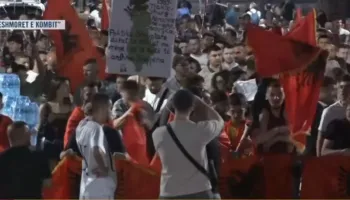 “Nesër më shumë”/ Nis marshimi i protestuesve në rrugët e Tiranës: Ju erdhi fundi
