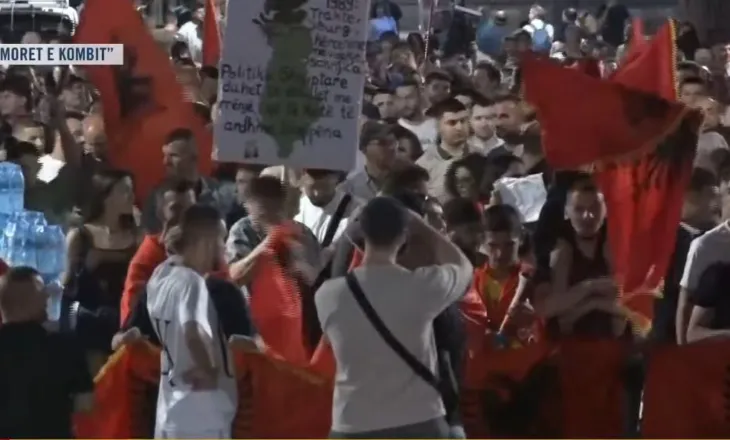 “Nesër më shumë”/ Nis marshimi i protestuesve në rrugët e Tiranës: Ju erdhi fundi