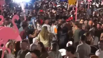 ‘Nesër më shumë’, protestuesit mbyllin fjalimet para Kryeministrisë dhe nisin marshimin në Bulevard