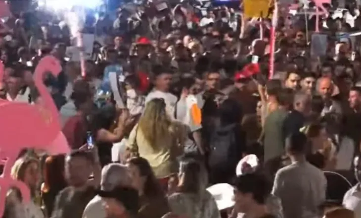 ‘Nesër më shumë’, protestuesit mbyllin fjalimet para Kryeministrisë dhe nisin marshimin në Bulevard