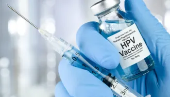 Nga vajzat, edhe te djemtë 13-vjeçarë: Çfarë duhet të dimë për vaksinën kundër HPV-së?