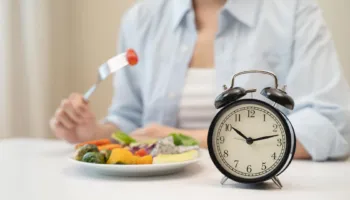 Ngrënia brenda 8 orëve mund të ndihmojë trurin të ruajë mprehtësinë gjatë plakjes