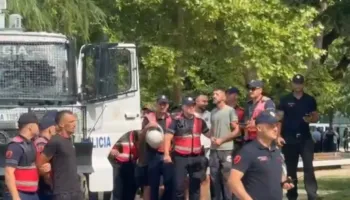 Nis grumbullimi i qytetarëve para Kuvendit, shoqërohen në komisariat 5 persona, protestuesit nuk kursejnë opozitën: Të shitur!