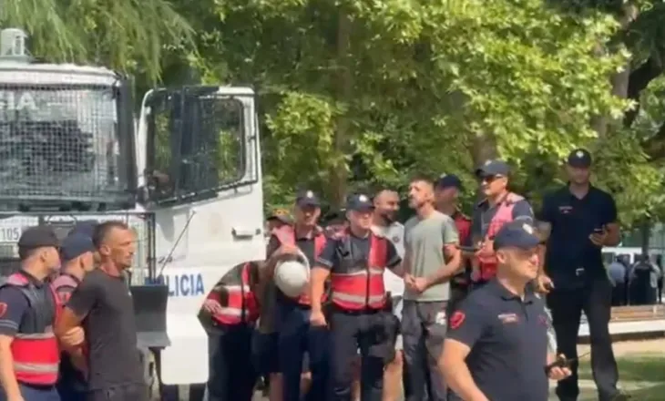 Nis grumbullimi i qytetarëve para Kuvendit, shoqërohen në komisariat 5 persona, protestuesit nuk kursejnë opozitën: Të shitur!