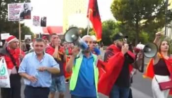 Nis marshimi drejt Kryeministrisë/ Shqiptarët kërkojnë largimin e Ramës:Ne po bëjmë revolucion, s’ka botëror që na ndal