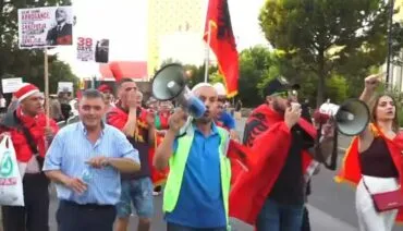 Nis marshimi drejt Kryeministrisë/ Shqiptarët kërkojnë largimin e Ramës:Ne po bëjmë revolucion, s’ka botëror që na ndal
