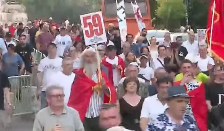 Nis marshimi i qytetarëve drejt Kryeministrisë, protestuesit thirrje në kor: Ju erdhi fundi!