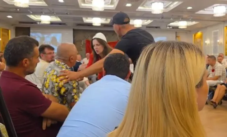 Nis me përplasje Kuvendi Kombëtar i Protestës, qytetari kërkon të ulet mes organizatorëve