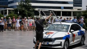“Nis paqësisht, por…” / Protesta para Kuvendit, ambasada e SHBA paralajmëron amerikanët në Tiranë: Shmangni zonën!