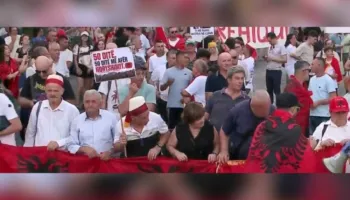 Nis protesta e 50-të kundër Ramës, qytetarët marshojnë nga Sheshi Skënderbej drejt Kryeministrisë