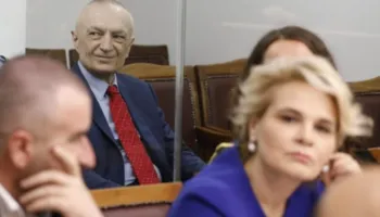 Nis seanca Meta-Kryemadhi në GJKKO, gjykata rrëzon kërkesën e ish-presidentit për të dalë nga kafazi i xhamit