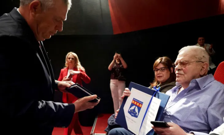 Një mbrëmje për një kolos të skenës shqiptare, shfaqet dokumentari për ikonën Robert Ndrenika