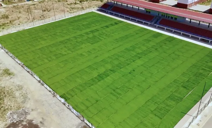 Një tjetër stadium i shtohet kryeqytetit, nis shtrimi i tapetit