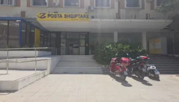 Nuk arkëtoi 69 milionë lekë të pensioneve dhe ndihmave sociale, arrestohet ish-drejtoresha e postës