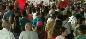 “Nuk e duam më”/ Protestuesja: Rama nuk është më kryeministri ynë, të japë dorëheqjen, na ka tërhequr zvarrë