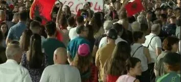 “Nuk e duam më”/ Protestuesja: Rama nuk është më kryeministri ynë, të japë dorëheqjen, na ka tërhequr zvarrë