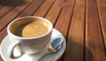 Nuk është vetëm për t’u zgjuar – një filxhan kafe në ditë sjell përfitime të mëdha shëndetësore